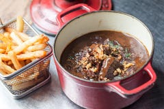 Caldo de buey belga con las patatas fritas imagenes de archivo Caldo de buey belga con las patatas fritas imagenes de archivo