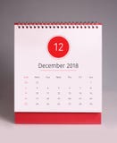 Calendário de mesa simples 2018 - dezembro imagens de stock royalty free Calendário de mesa simples 2018 - dezembro imagens de stock royalty free