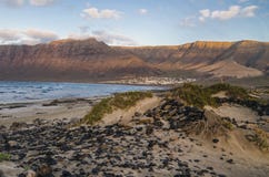 Caleta De Famara Wyrzucać na brzeg, Lanzarote, Hiszpania zdjęcia royalty free Caleta De Famara Wyrzucać na brzeg, Lanzarote, Hiszpania zdjęcia royalty free