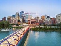 Calgary céntrica con el puente iluminated de la paz, Alberta, Canadá fotos de archivo libres de regalías Calgary céntrica con el puente iluminated de la paz, Alberta, Canadá fotos de archivo libres de regalías