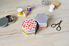 Calibres de patchwork d'hexagone, fil, r?tros ciseaux, goupilles en m?tal et pot en verre image stock Calibres de patchwork d'hexagone, fil, r?tros ciseaux, goupilles en m?tal et pot en verre image stock