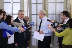 Calin Popescu Tariceanu en Liviu Dragnea - brief voor Roemeen royalty-vrije stock foto Calin Popescu Tariceanu en Liviu Dragnea - brief voor Roemeen royalty-vrije stock foto