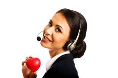 Call-Center-Frau, die Herzmodell hält Lizenzfreie Stockfotografie Call-Center-Frau, die Herzmodell hält Lizenzfreie Stockfotografie