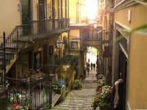 Calle de Varenna durante luz de la puesta del sol foto de archivo libre de regalías Calle de Varenna durante luz de la puesta del sol foto de archivo libre de regalías