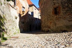 Calle estrecha en la ciudad vieja de Ptuj imágenes de archivo libres de regalías Calle estrecha en la ciudad vieja de Ptuj imágenes de archivo libres de regalías
