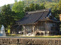 Calle japonesa tradicional del campo con el edificio del templo fotografía de archivo Calle japonesa tradicional del campo con el edificio del templo fotografía de archivo