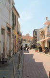 Calle peatonal vieja con las tiendas y los turistas imagen de archivo Calle peatonal vieja con las tiendas y los turistas imagen de archivo