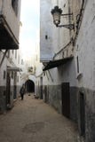 Calle vacía en el Medina en Tetouan, ciudad en Marruecos/la África del Norte, construyendo por puesta del sol imagen de archivo libre de regalías Calle vacía en el Medina en Tetouan, ciudad en Marruecos/la África del Norte, construyendo por puesta del sol imagen de archivo libre de regalías