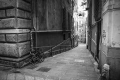 Callejón de Génova con la bicicleta fotografía de archivo libre de regalías Callejón de Génova con la bicicleta fotografía de archivo libre de regalías