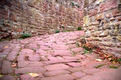 Callejón de piedra rosado estrecho fotografía de archivo Callejón de piedra rosado estrecho fotografía de archivo