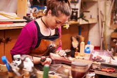 Calzolaio della donna che fa le scarpe in un'officina immagine stock libera da diritti Calzolaio della donna che fa le scarpe in un'officina immagine stock libera da diritti