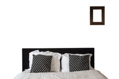 Cama con el marco vacío aislado en el fondo blanco Reina - cama de madera del tamaño, muebles del dormitorio foto de archivo Cama con el marco vacío aislado en el fondo blanco Reina - cama de madera del tamaño, muebles del dormitorio foto de archivo