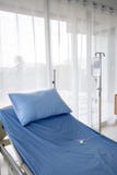 Cama de hospital con el soporte y el tubo del intravenoso foto de archivo Cama de hospital con el soporte y el tubo del intravenoso foto de archivo