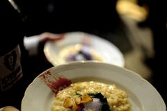 Camarero ocupado en un restaurante que sostiene y que sirve la comida deliciosa atractiva en una placa blanca para un partido de foto de archivo Camarero ocupado en un restaurante que sostiene y que sirve la comida deliciosa atractiva en una placa blanca para un partido de foto de archivo