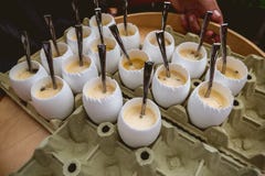 Camarero que sirve los huevos suaves en huevera con la pequeña cuchara fotografía de archivo libre de regalías Camarero que sirve los huevos suaves en huevera con la pequeña cuchara fotografía de archivo libre de regalías