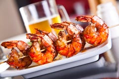 Camarón asado a la parilla con la cerveza Camarón asado a la parilla con la cerveza