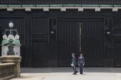 Cambio del guardia en el palacio imperial en Tokio, Japón fotografía de archivo Cambio del guardia en el palacio imperial en Tokio, Japón fotografía de archivo