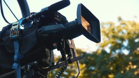Camcorder στη βρύση κατά τη διάρκεια του πυροβολισμού Μαγνητοσκόπηση ένας κινηματογράφος στην οδό Camcorder στη βρύση κατά τη διάρκεια του πυροβολισμού Μαγνητοσκόπηση ένας κινηματογράφος στην οδό
