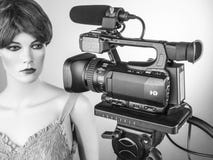 Camcorderfilm het schieten en videoproductie in de reeks van de cinematografiestudio royalty-vrije stock foto Camcorderfilm het schieten en videoproductie in de reeks van de cinematografiestudio royalty-vrije stock foto