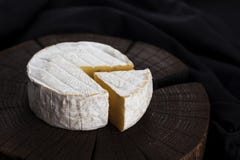 Camembert τυρί στο μαύρο ξύλινο υπόβαθρο, με το διάστημα αντιγράφων πεδίο βάθους ρηχό στοκ φωτογραφίες Camembert τυρί στο μαύρο ξύλινο υπόβαθρο, με το διάστημα αντιγράφων πεδίο βάθους ρηχό στοκ φωτογραφίες