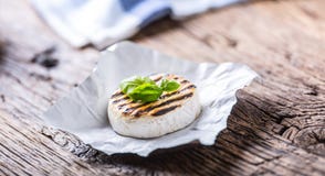 Camembert τυρί Ψημένο στη σχάρα camembert τυρί με τα φύλλα ελαίου και βασιλικού ελιών Στοκ εικόνες με δικαίωμα ελεύθερης χρήσης Camembert τυρί Ψημένο στη σχάρα camembert τυρί με τα φύλλα ελαίου και βασιλικού ελιών Στοκ εικόνες με δικαίωμα ελεύθερης χρήσης