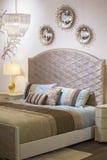 Camera da letto moderna alla moda, letto, candeliere, specchi sulla parete, comodino e lampada, bei tessuti sul letto chic fotografia stock libera da diritti Camera da letto moderna alla moda, letto, candeliere, specchi sulla parete, comodino e lampada, bei tessuti sul letto chic fotografia stock libera da diritti