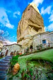 Camera di pietra con il paesaggio delle scale in valle di Goreme, Cappadocia, Turchia immagine stock Camera di pietra con il paesaggio delle scale in valle di Goreme, Cappadocia, Turchia immagine stock