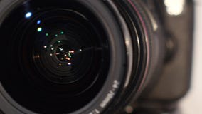 Cameralens met lensebezinning - draaien stock video Cameralens met lensebezinning - draaien stock video