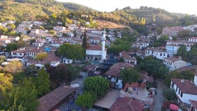 Camere bianche storiche, villaggio di Sirince, Smirne Turchia Colpo del fuco di vista aerea stock footage Camere bianche storiche, villaggio di Sirince, Smirne Turchia Colpo del fuco di vista aerea stock footage