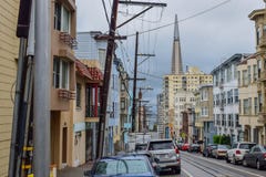 Camere vittoriane, architettura e grattacielo in San Francisco Street immagine stock libera da diritti Camere vittoriane, architettura e grattacielo in San Francisco Street immagine stock libera da diritti