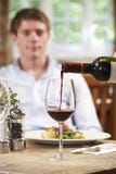 Cameriera di bar Pouring Customer Glass di vino rosso immagine stock libera da diritti Cameriera di bar Pouring Customer Glass di vino rosso immagine stock libera da diritti