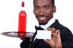 Cameriere con una bottiglia di vino fotografia stock libera da diritti Cameriere con una bottiglia di vino fotografia stock libera da diritti