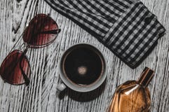 Camicia, vetri, caffè e profumo Assunzione di riuscito uomo nei toni d'imitazione immagine stock Camicia, vetri, caffè e profumo Assunzione di riuscito uomo nei toni d'imitazione immagine stock