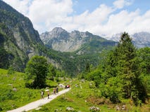 Caminando en las montañas cerca de Berchtesgaden en el Obersee, Konigssee, Baviera, Alemania fotografía de archivo Caminando en las montañas cerca de Berchtesgaden en el Obersee, Konigssee, Baviera, Alemania fotografía de archivo