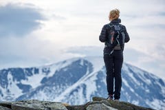 Caminante de la mujer con la mochila en las montañas imagen de archivo libre de regalías Caminante de la mujer con la mochila en las montañas imagen de archivo libre de regalías