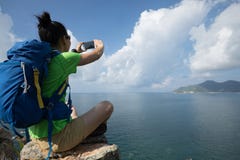 Caminante de la mujer que usa smartphone en caminar viaje foto de archivo libre de regalías Caminante de la mujer que usa smartphone en caminar viaje foto de archivo libre de regalías