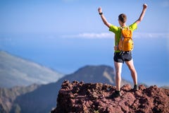 Caminhando o sucesso, homem do corredor da fuga nas montanhas fotografia de stock Caminhando o sucesso, homem do corredor da fuga nas montanhas fotografia de stock