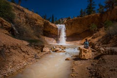 Caminhante na fuga musgoso Bryce Canyon da caverna fotografia de stock royalty free Caminhante na fuga musgoso Bryce Canyon da caverna fotografia de stock royalty free