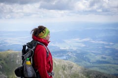 Caminhantes fêmeas que apreciam a vista cênico em Tatras alto fotos de stock Caminhantes fêmeas que apreciam a vista cênico em Tatras alto fotos de stock