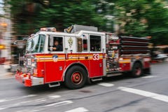 Caminhão do sapador-bombeiro em ruas de Manhattan FDNY Imagem de Stock Royalty Free Caminhão do sapador-bombeiro em ruas de Manhattan FDNY Imagem de Stock Royalty Free