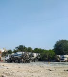 caminhões do misturador concreto para o concreto misturado pronto na indústria da construção civil fotos de stock caminhões do misturador concreto para o concreto misturado pronto na indústria da construção civil fotos de stock