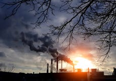 Camini della fabbrica con fumo nero Fumaioli della fabbrica Inquinamento atmosferico Concetto di inquinamento dell'ambiente Conce immagine stock Camini della fabbrica con fumo nero Fumaioli della fabbrica Inquinamento atmosferico Concetto di inquinamento dell'ambiente Conce immagine stock