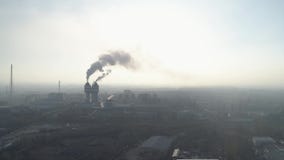 Camini di fumo della fabbrica Problema ambientale di inquinamento dell'ambiente e dell'aria a grandi città Vista di grande pianta archivi video Camini di fumo della fabbrica Problema ambientale di inquinamento dell'ambiente e dell'aria a grandi città Vista di grande pianta archivi video