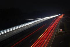 Camino con tráfico de coche en la noche con las luces borrosas foto de archivo libre de regalías Camino con tráfico de coche en la noche con las luces borrosas foto de archivo libre de regalías