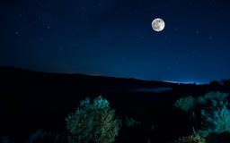 Camino De La Montaña A Través Del Bosque En Una Noche De La Luna Llena  Paisaje Escénico De La Noche Del Cielo Azul Marino Con La Foto de archivo -  Imagen de