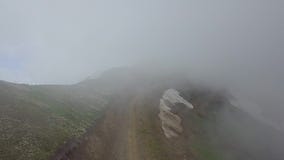 Camino en las nubes altas en las montañas almacen de video Camino en las nubes altas en las montañas almacen de video