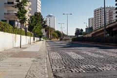 Camino vacío de la calle en ciudad con la casa imagenes de archivo Camino vacío de la calle en ciudad con la casa imagenes de archivo