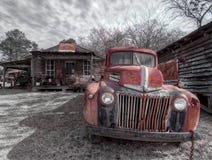 Camion abandonn? et rouill?, en dehors d'une ville fant?me Murrayville, GA image stock Camion abandonn? et rouill?, en dehors d'une ville fant?me Murrayville, GA image stock