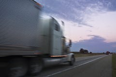 Camion che guida durante il tramonto Fotografia Stock Libera da Diritti Camion che guida durante il tramonto Fotografia Stock Libera da Diritti