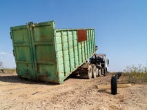 Camion d'ordures - horizontal images stock Camion d'ordures - horizontal images stock
